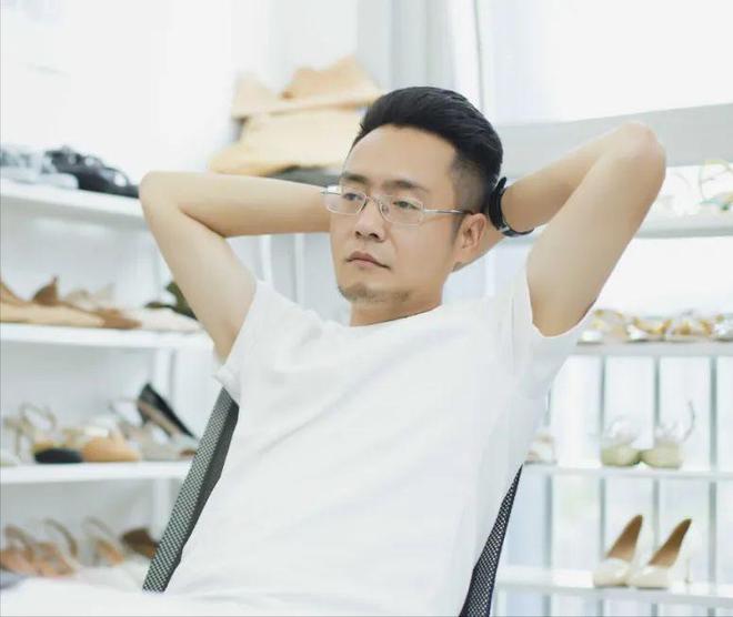 了高跟鞋奇迹般东山再起5个月赚12亿AG旗舰厅网站负债500万后大叔穿上(图4)