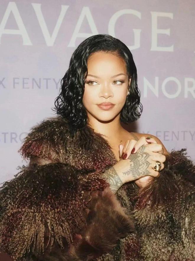 ！Rihanna、NewJeans联名款释出AG旗舰厅Lisa、王嘉尔加持LV潮