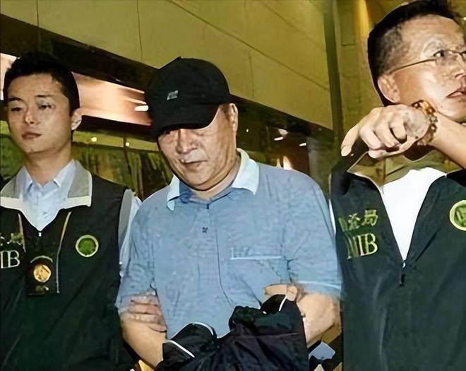 败家族内斗血亏40亿都是红颜祸水惹的祸AG旗舰厅app“一代鞋王”达芙妮衰(图4)