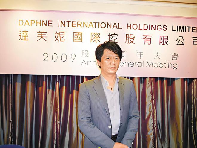 败家族内斗血亏40亿都是红颜祸水惹的祸AG旗舰厅app“一代鞋王”达芙妮衰(图9)